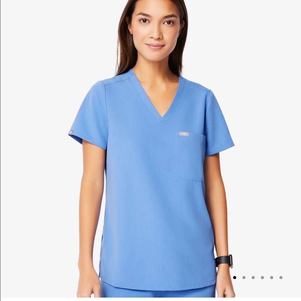 FIGS : Caterina One-Pocket Scrub Top - Ceil Blue